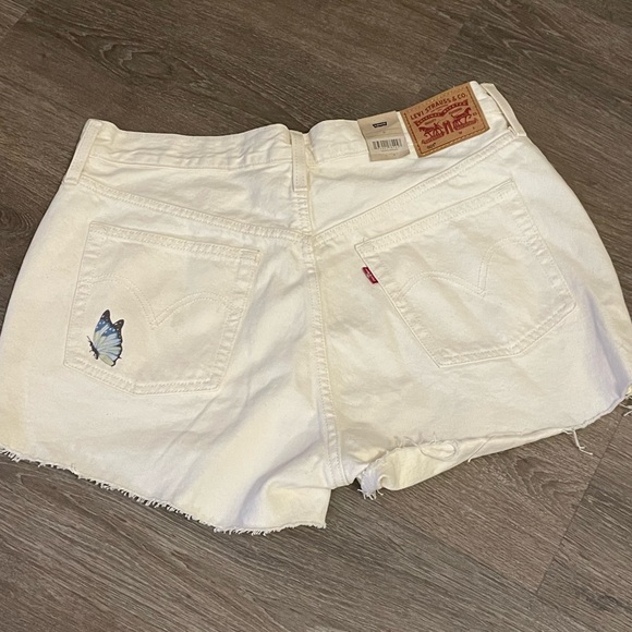 NWT 🦋 LEVI'S WOMEN'S 501 GIVE ME
BUTTERFLIES HIGH RISE DENIM SHORTS - Picture 9 of 12